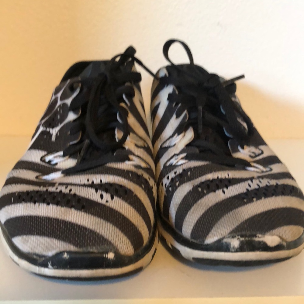 Nike Free  Black and white polka-dot striped shoe